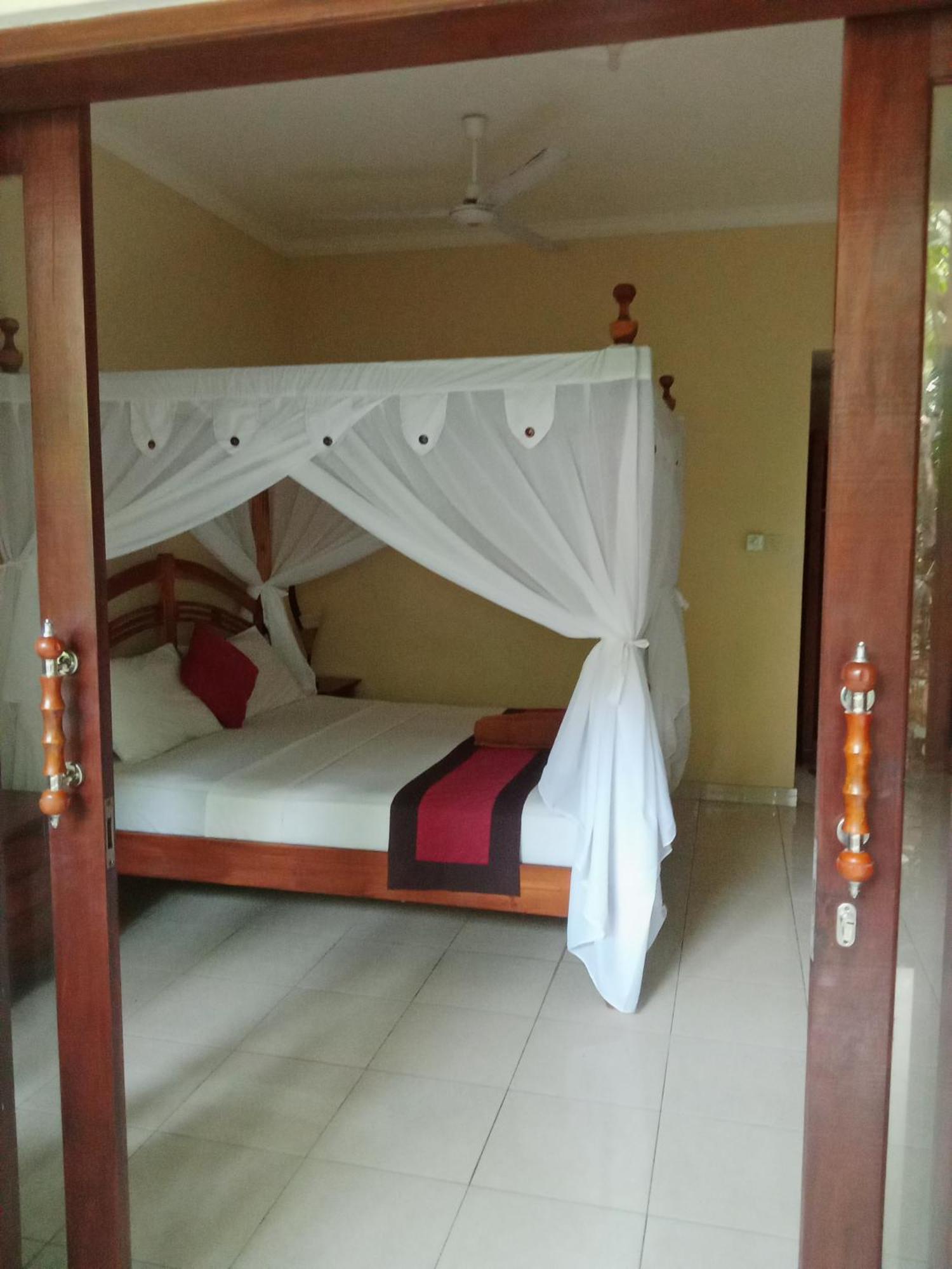 Pondok Aldi Hostel Амед Экстерьер фото