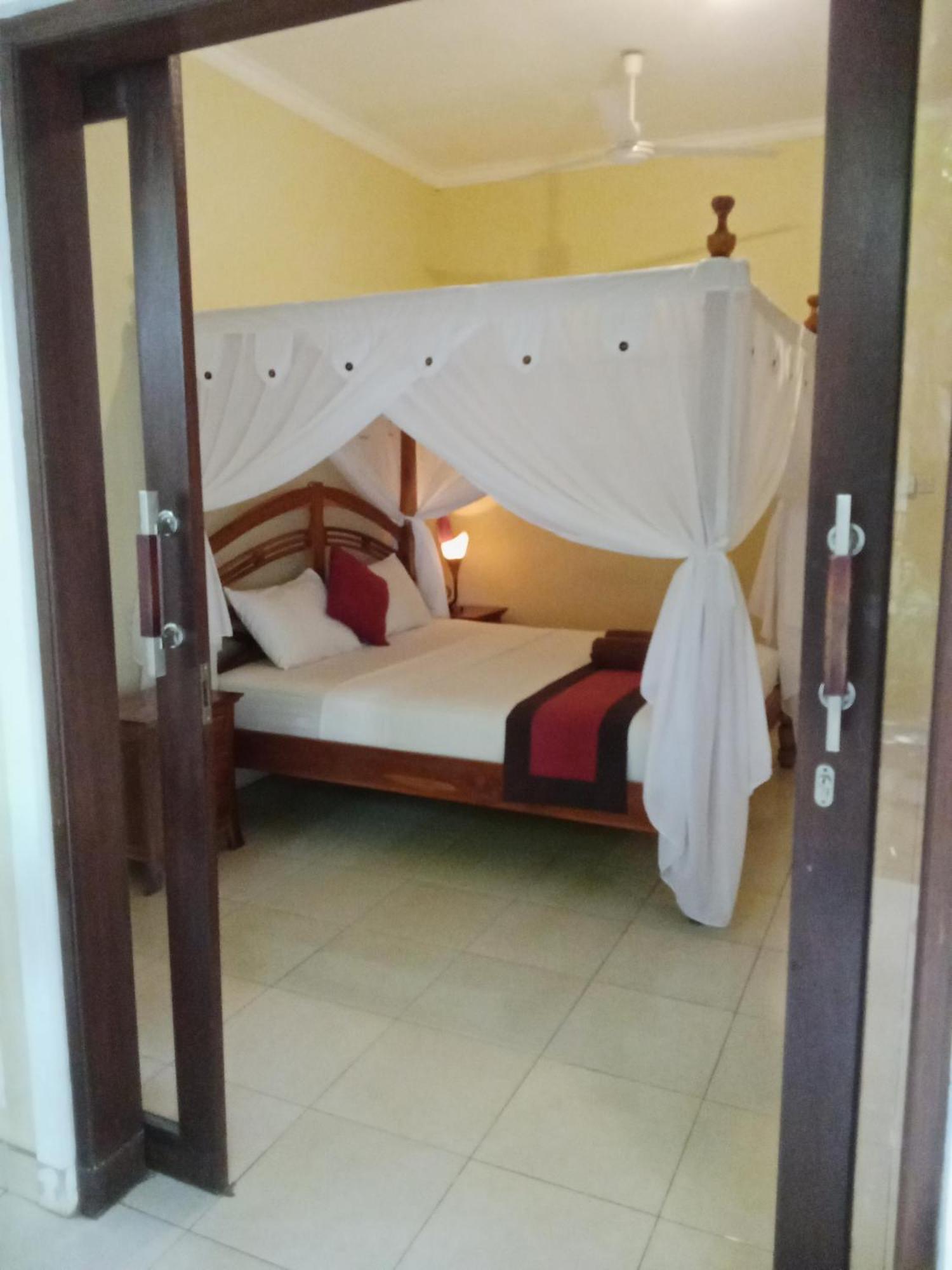 Pondok Aldi Hostel Амед Экстерьер фото